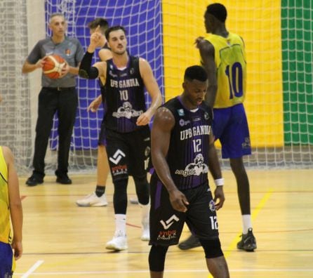 Troy McIndoe durante un partido de la primera fase