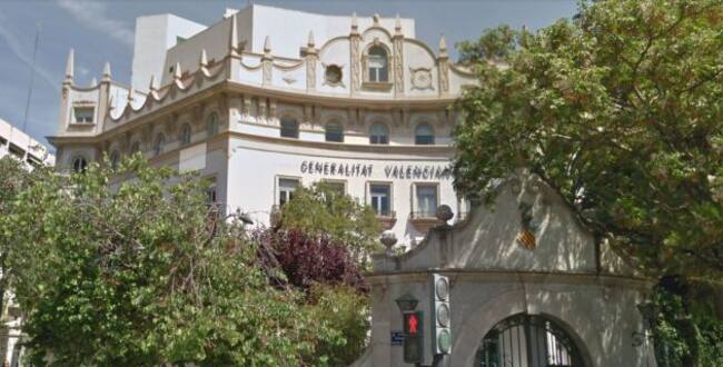 Edificio de la antigua clínica de la Cigüeña, que alberga en la actualdiad la Consellera de Transparencia