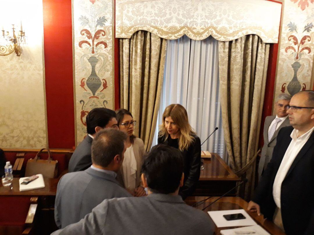 La portavoz socialista junto con el resto de portavoces municipales durante un Pleno