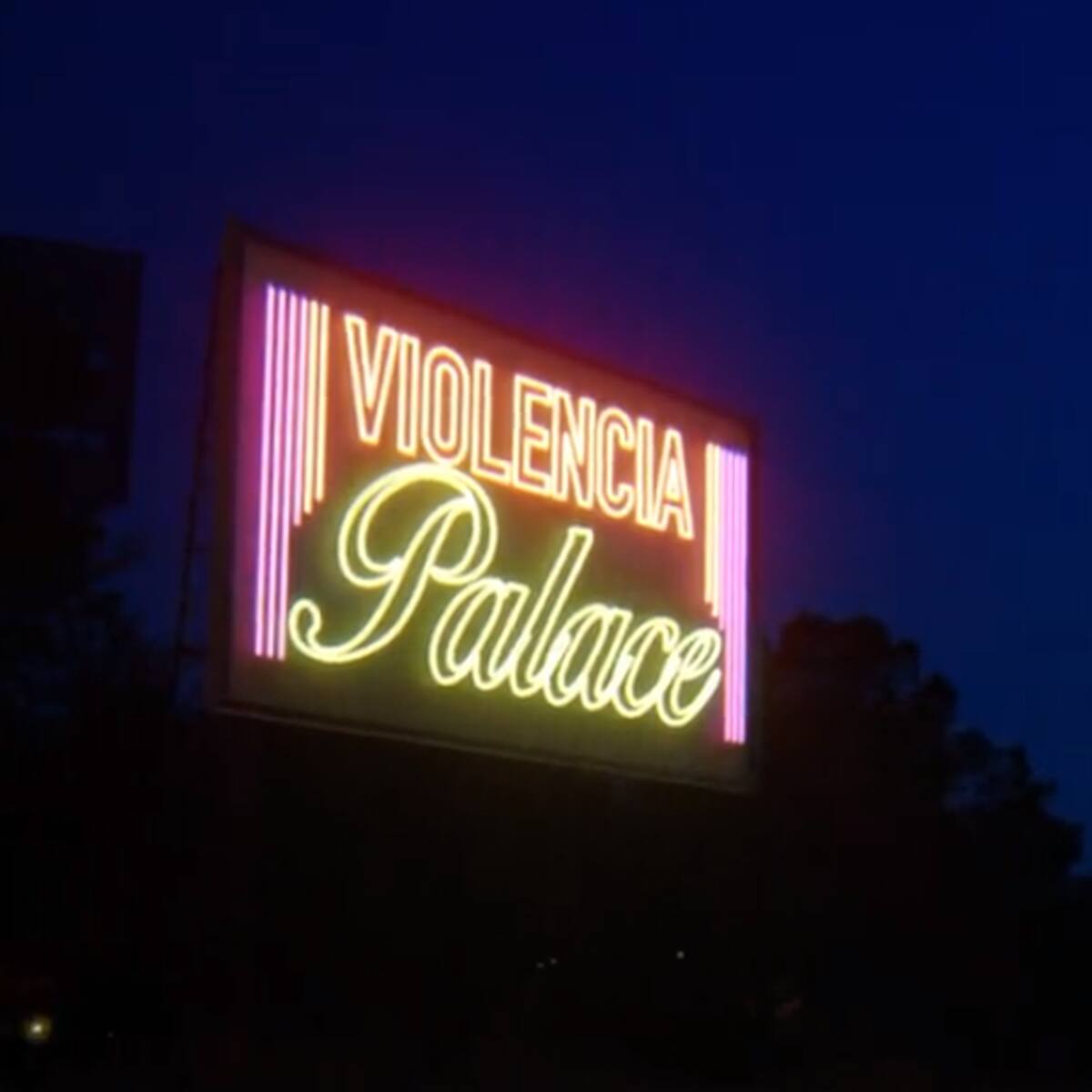 Vallas de neón en el extrarradio de Madrid que no anuncian la prostitución, sino que la denuncian