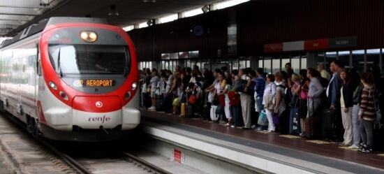 Un dels trens actuals amb destinació a la T-2 de l&#039;aeroport del Prat