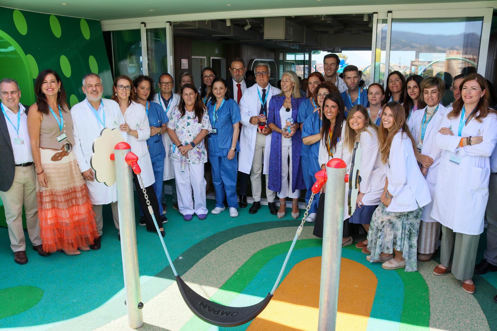 A la inauguración han asistido la consejera de Salud y Consumo, Rocío Hernández; el delegado de Salud y Consumo, Carlos Bautista; el director gerente del Hospital Regional Universitario de Málaga, José Antonio Ortega; la presidenta de Juegaterapia, Mónica Esteban; la vicepresidenta de Juegaterapia, Valle Sallés; el concejal Derechos Sociales, Diversidad, Igualdad y Accesibilidad, Francisco Cantos; y el vicepresidente primero de la Diputación del Área de Transparencia, Gobierno Abierto y Responsabilidad Social Corporativa, Cristóbal Ortega Urbano; entre otras autoridades.