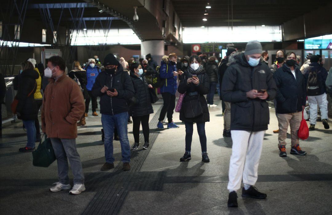 Pasajeros esperan el tren en la Estación de Atocha en Madrid.