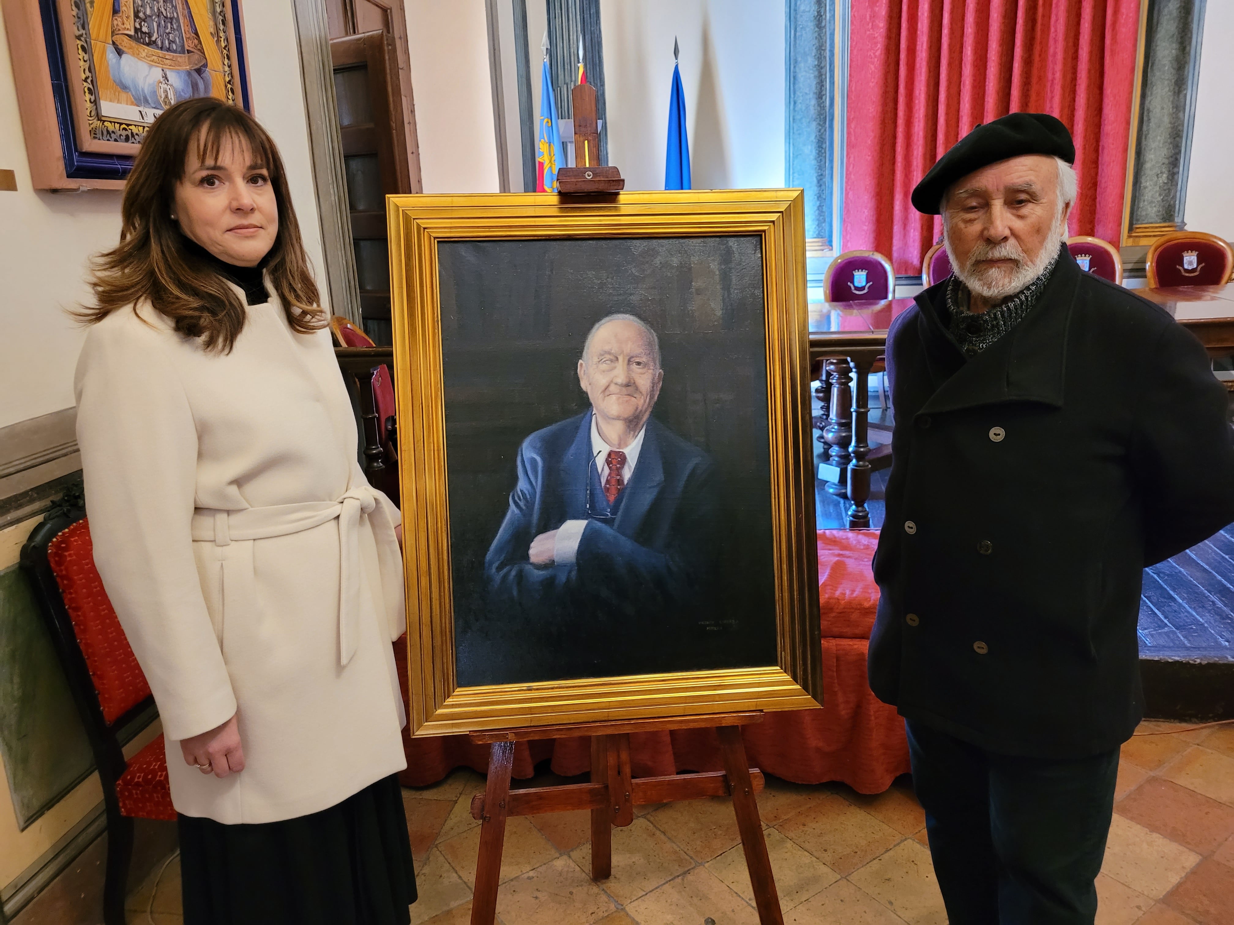 La Alcaldesa junto al autor y el retrato de Cristóbal Payá