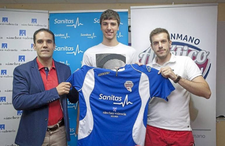 Mario Arranz, David Fernández y el técnico Nacho Gonzçalez, duranta la presentacion del jugador en verano