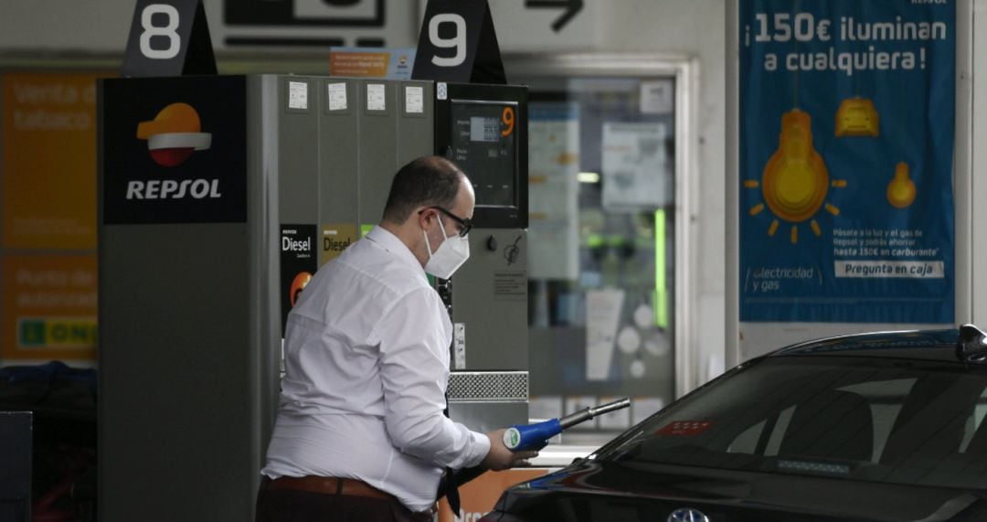 Un hombre echa gasolina a su coche en una gasolinera