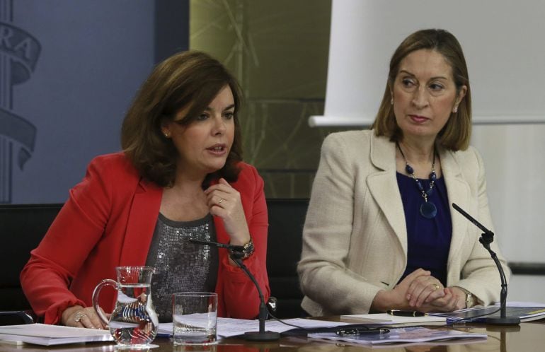 GRA214. MADRID, 08/05/2015.- La vicepresidenta del Gobierno, Soraya Sáenz de Santamaría (i), y la ministra de Fomento, Ana Pastor, durante la rueda de prensa posterior al Consejo de Ministros que se ha celebrado hoy en Madrid. EFE/Zipi