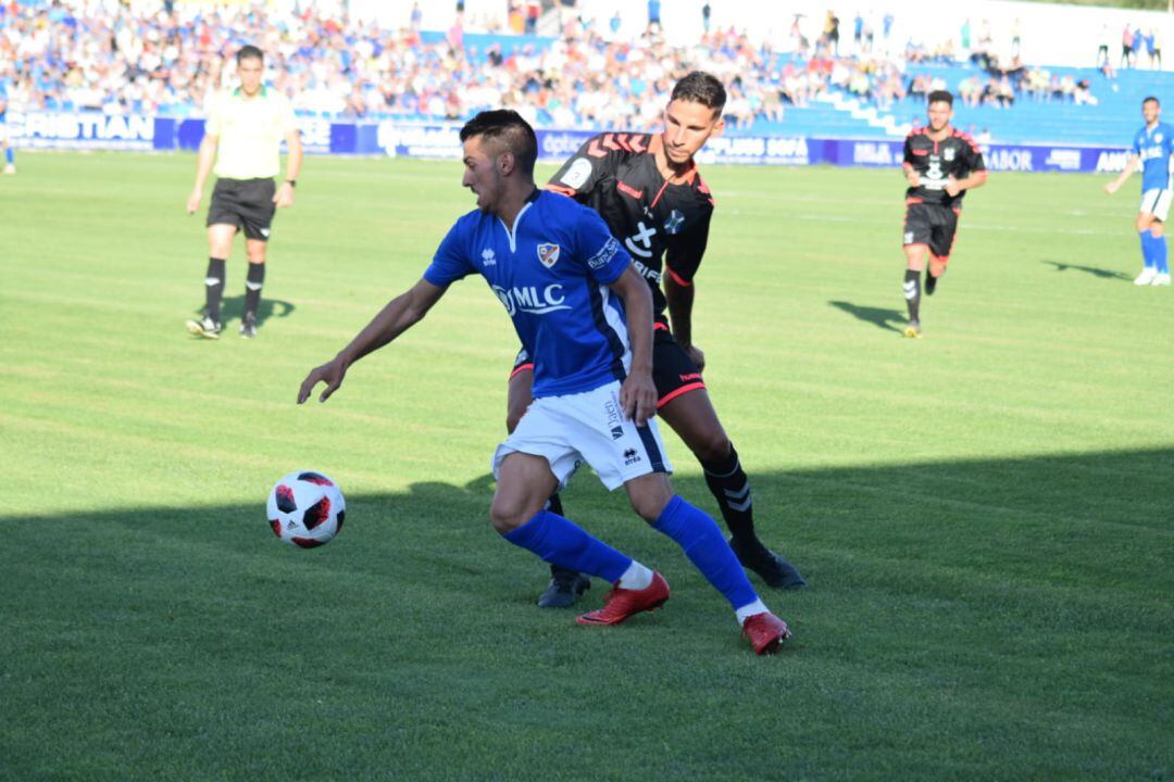 Barba, jugador del Linares, en un lance del partido frente al Tenerife B