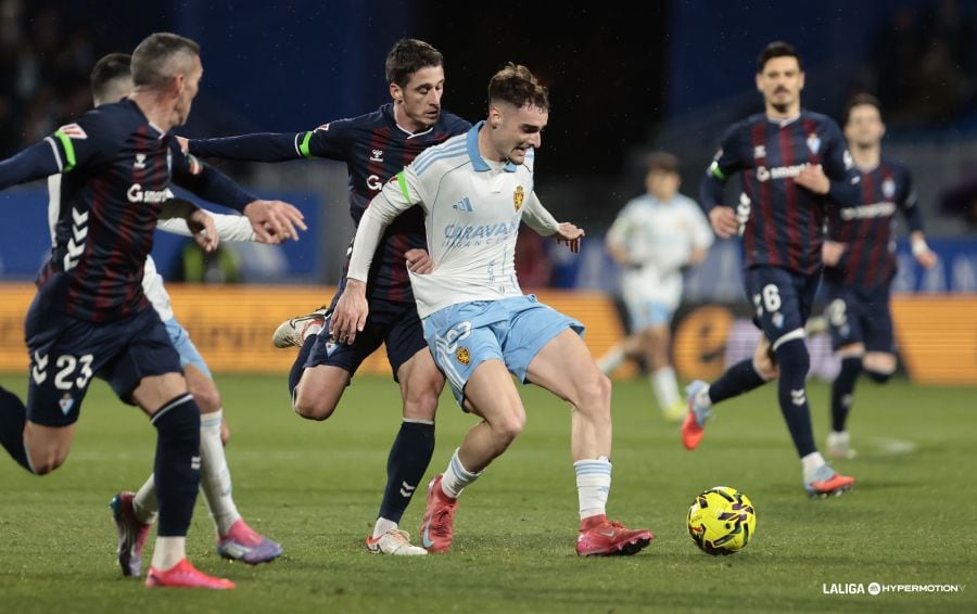 Marcos Cuentca rodeado de contrarios