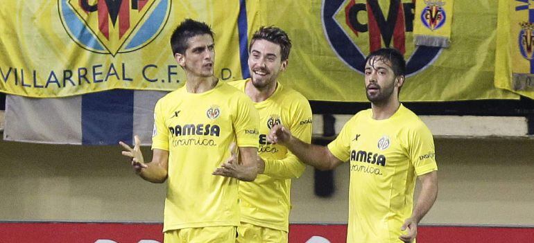 El delantero del Villarreal Gerard Moreno celebra su gol junto a sus compañeros.