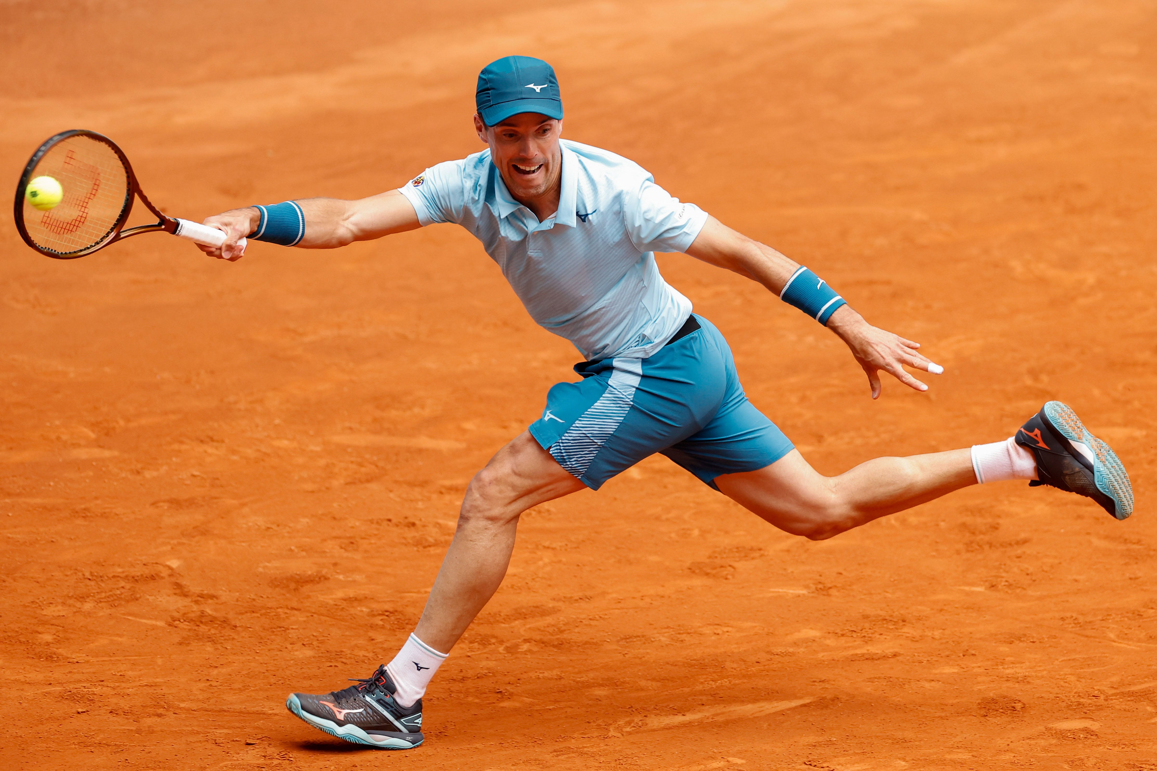 MADRID, 25/04/2024.- El tenista español Roberto Bautista devuelve la bola al colombiano Daniel Elahi Galán durante su encuentro de este jueves del Mutua Madrid Open disputado en la Caja Mágica. EFE/Chema Moya
