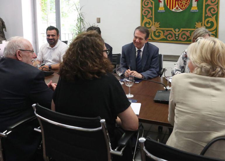  El presidente de la Federación Española de Municipios y Provincias (FEMP), Abel Caballero, durante la reunión que mantuvo con representantes de Cruz Roja, CEAR y Accem, con el objeto de acordar los protocolos de las entidades locales para acoger a los 63