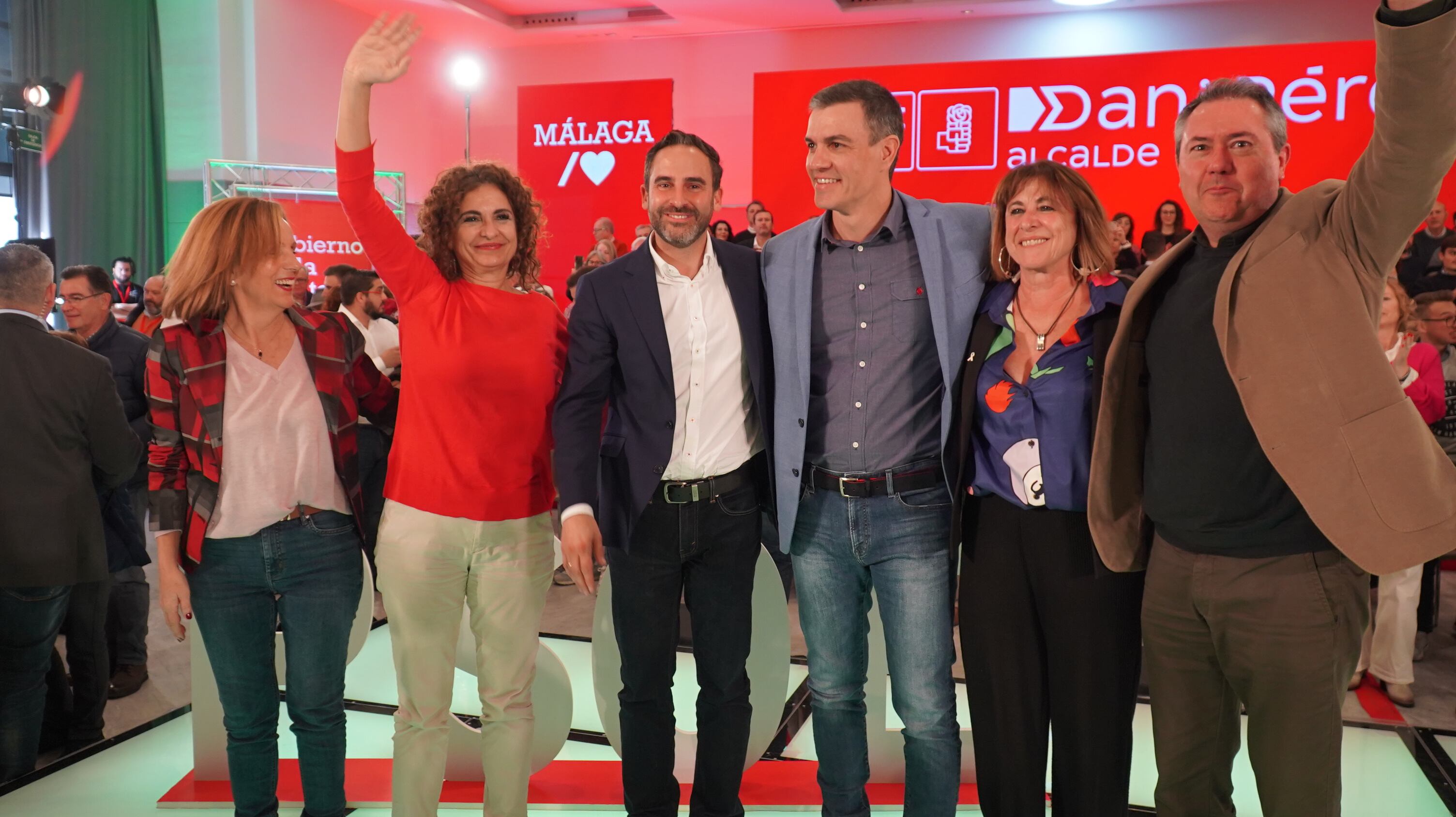 Pedro Sánchez junto al candidato