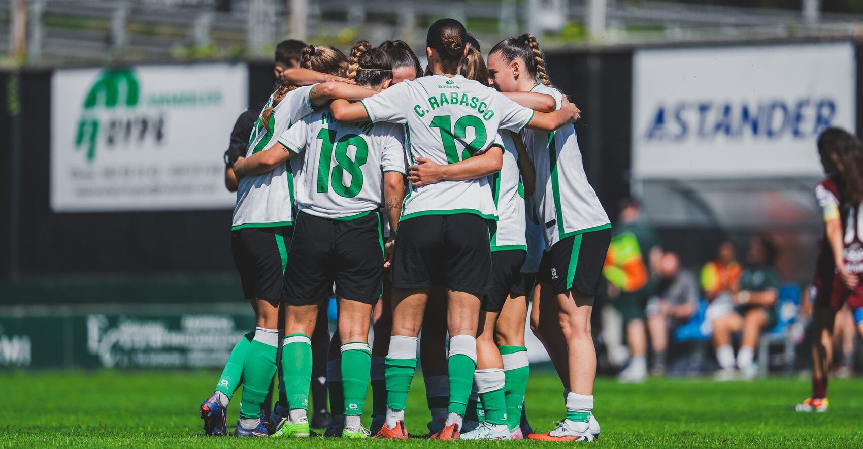 Las jugadoras del primer equipo femenino del Racing, festejando un gol ante el Villalonga.