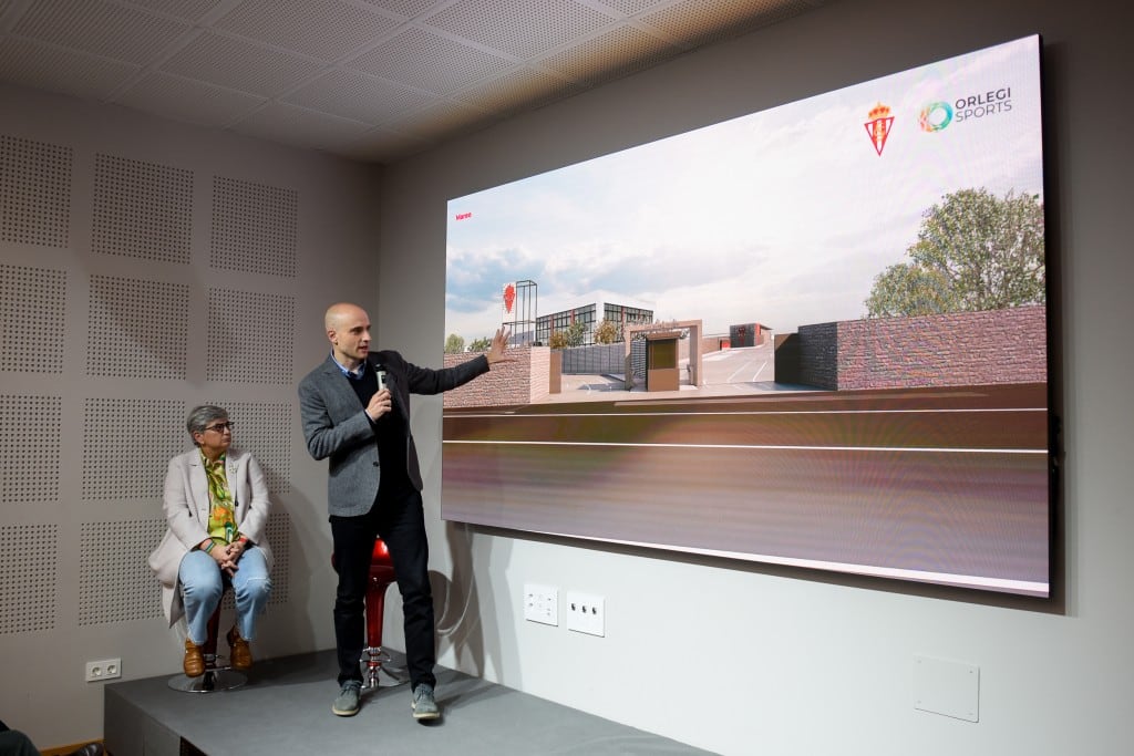 El presidente del Sporting David Guerra muestra el proyecto del nuevo Mareo ante la alcaldesa de Gijón Ana González.