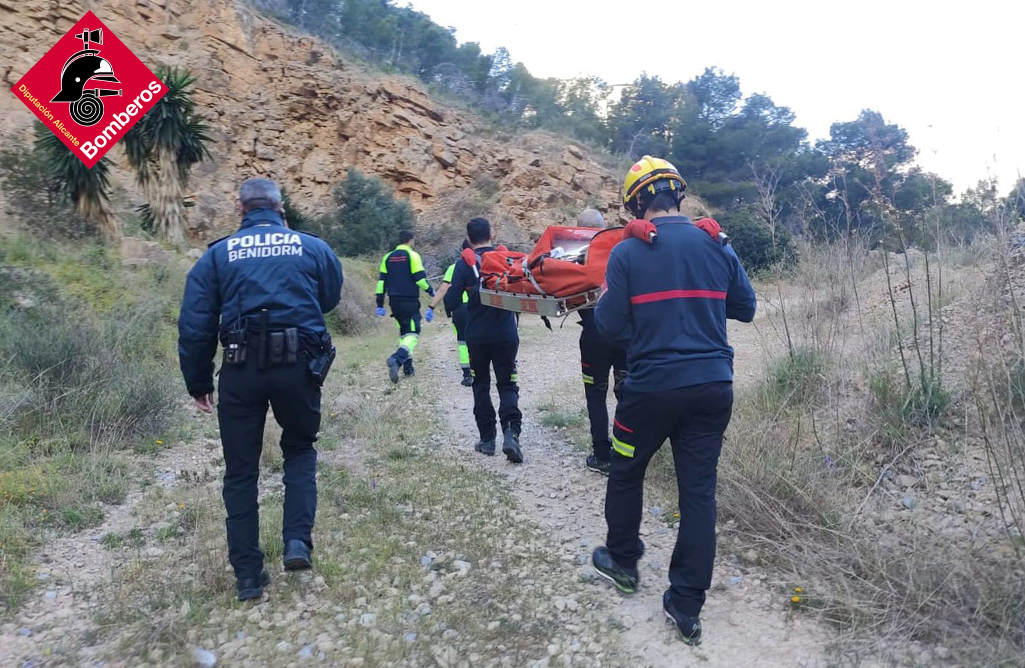 Un momento del traslado de la persona accidentada en la antigua cantera de Serra Gelada / CPBA