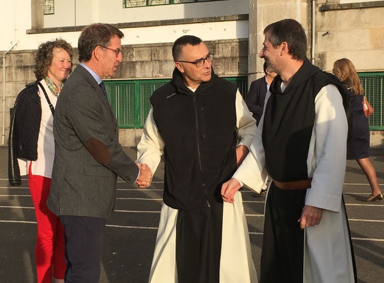 Feijoo saluda a dos monjes cistercienses antes de participar en un homenaje a esa orden en Santiago