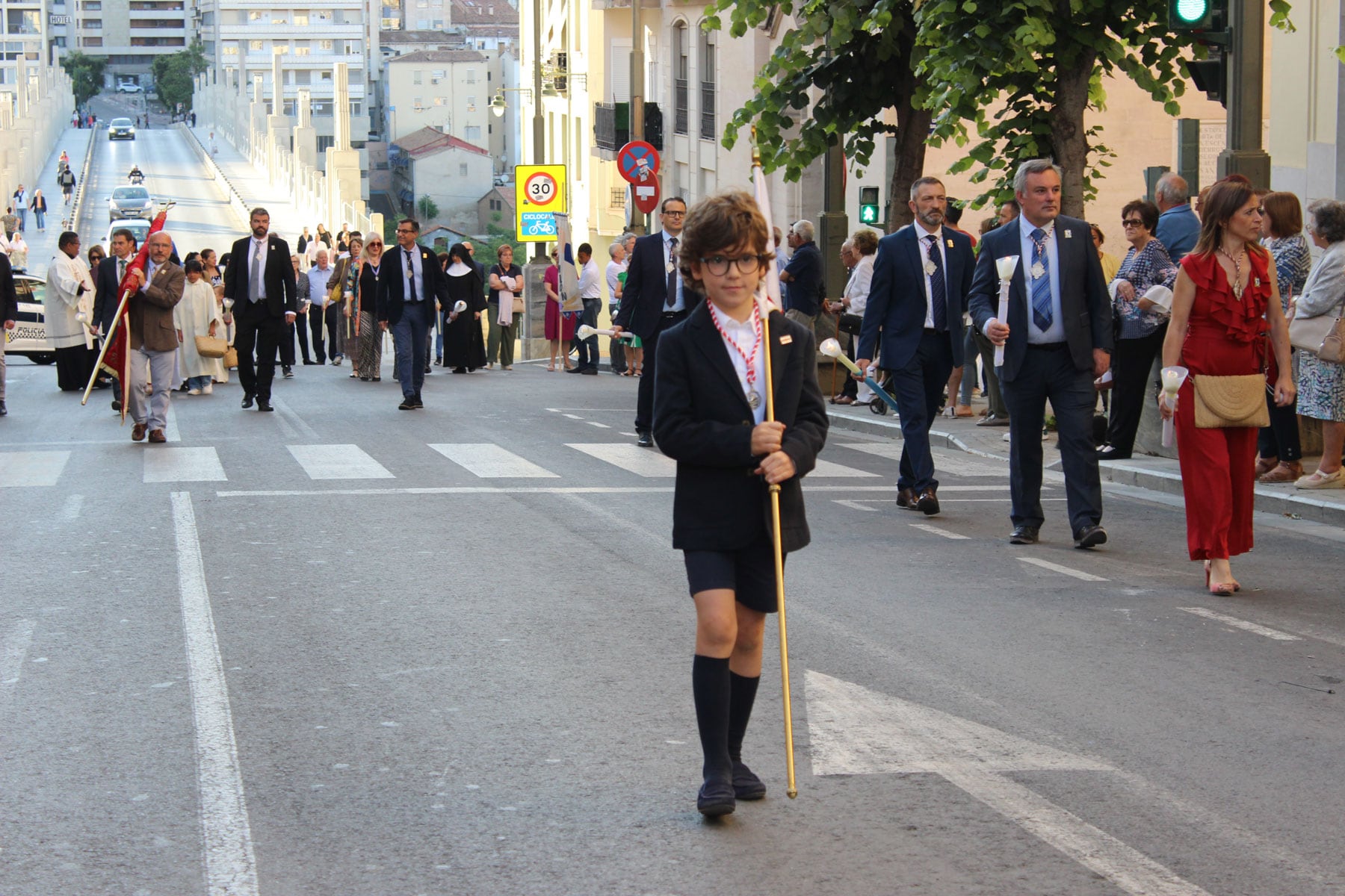 Martín Bellver Sevila, Sant Jordiet 2025, con la bandera de la cruz, durante la procesión del Corpus