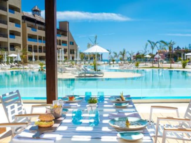 Detalle restaurante y piscina Hotel GF Victoria de Tenerife