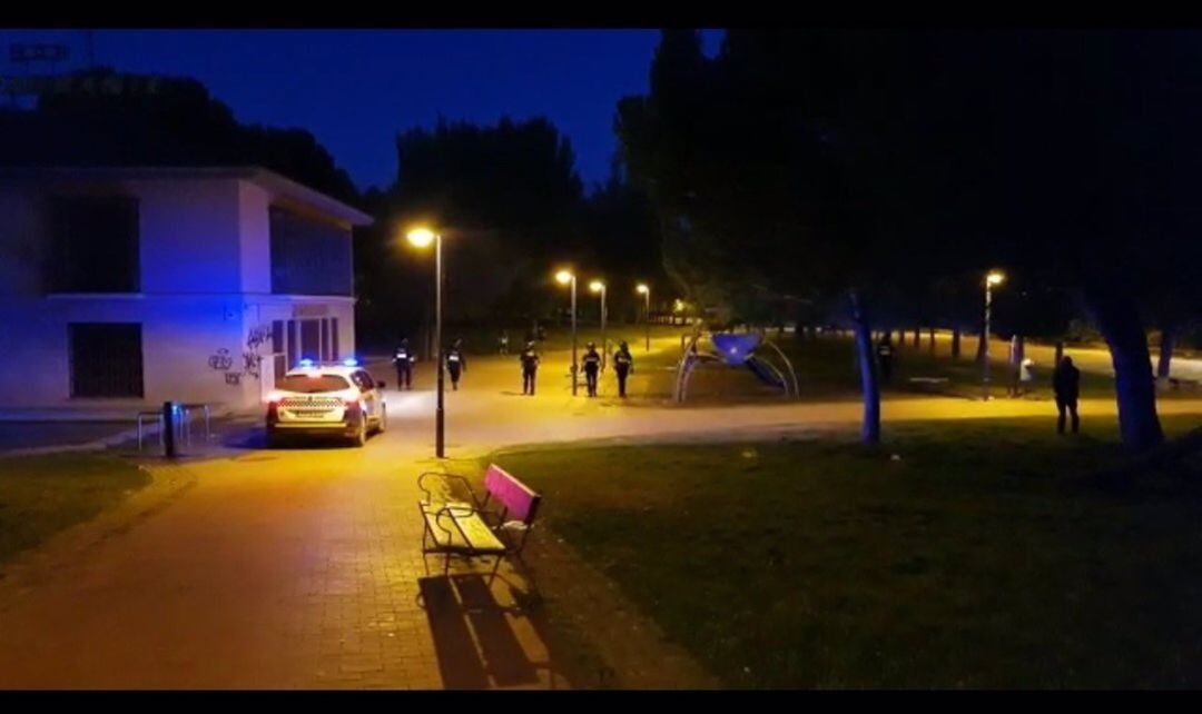 Policía Local en el Parque del Ebro de Logroño.