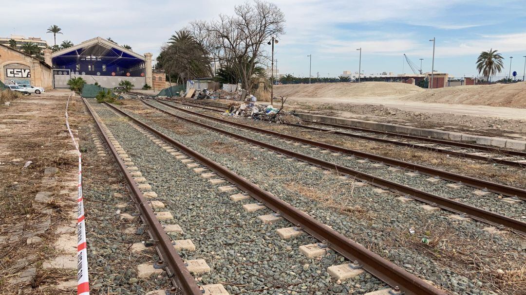 Tramo de vías junto al Parque del Mar que se rehabilitarán para que los trenes accedan hasta el apartadero de Casa Mediterráneo