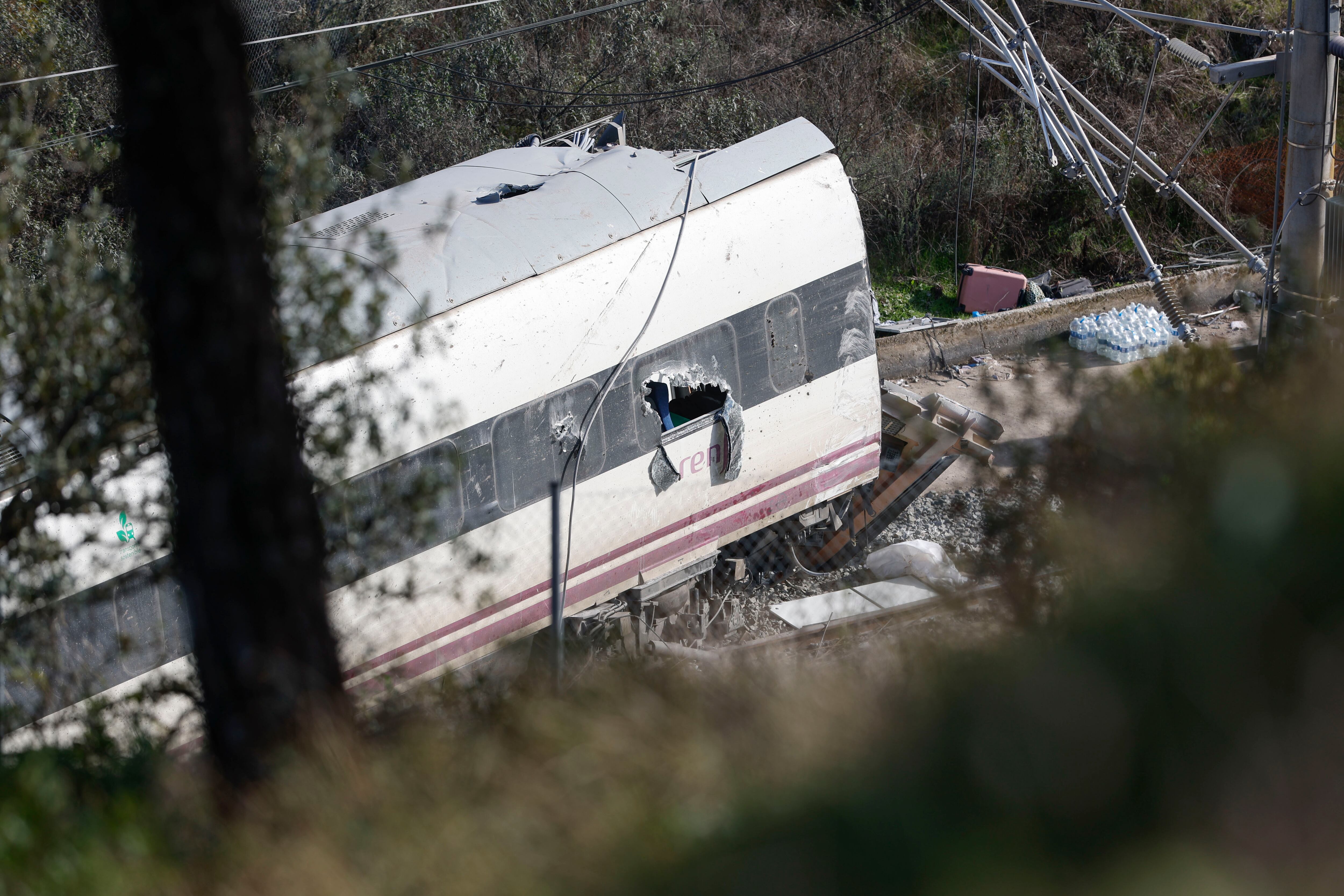 Vista del Alvia accidentado, en el lugar de descarrilamiento de los trenes en el accidente ferroviario de Adamuz (Córdoba)