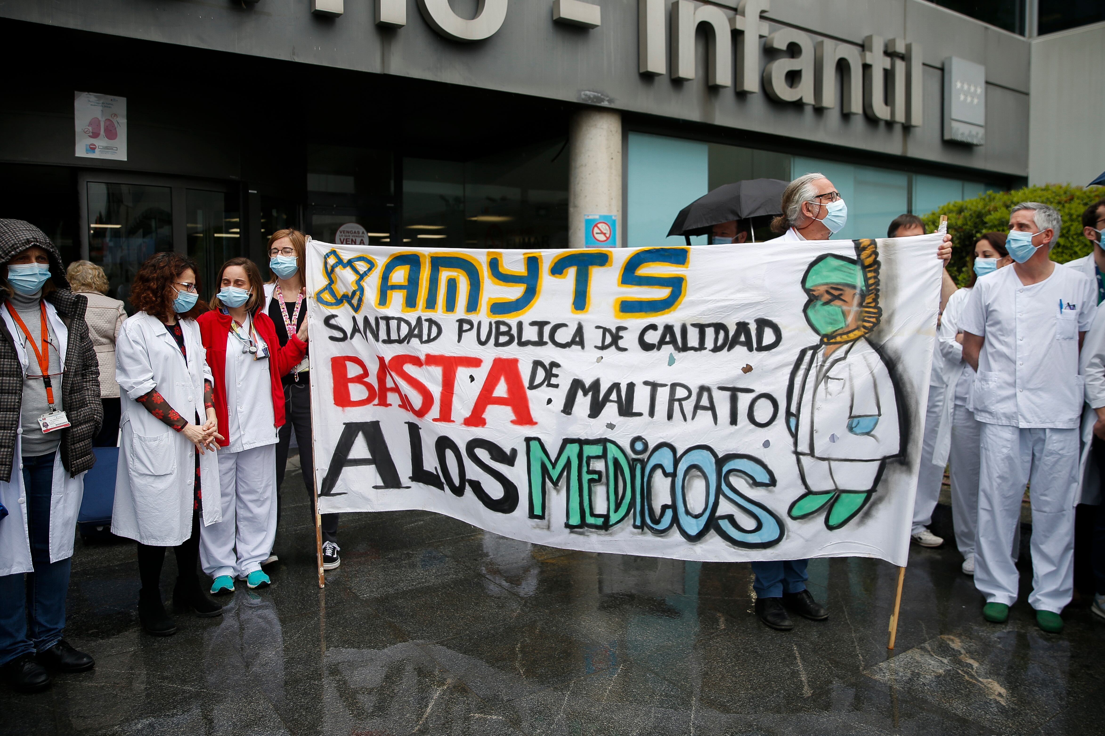 Sanitarios sostienen una pancarta con el mensaje &quot;Basta de maltrato a los médicos&quot;