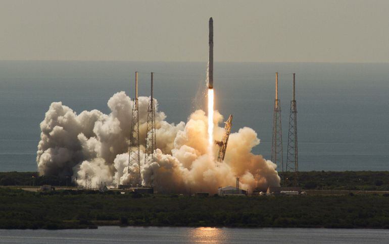 El cohete SpaceX Falcon 9 durante su lanzamiento desde Cabo Cañaveral