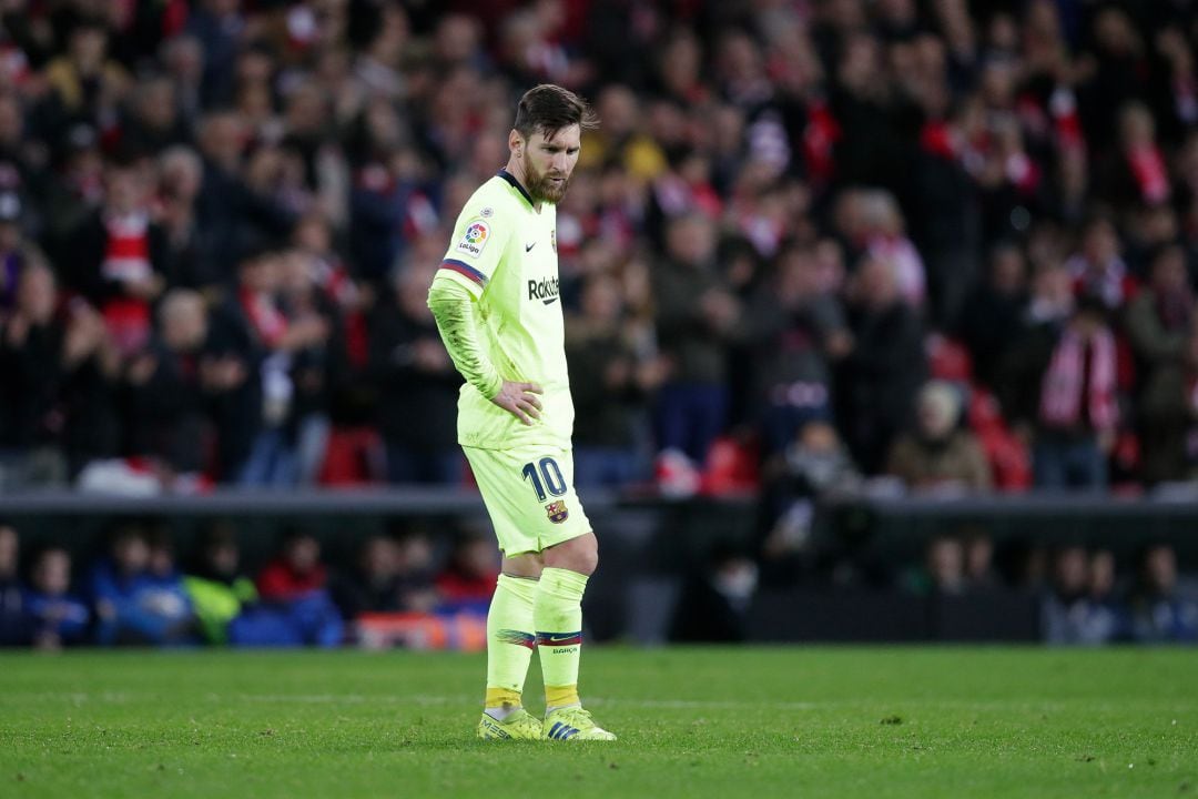 Messi, cabizbajo, durante una acción del partido en San Mamés