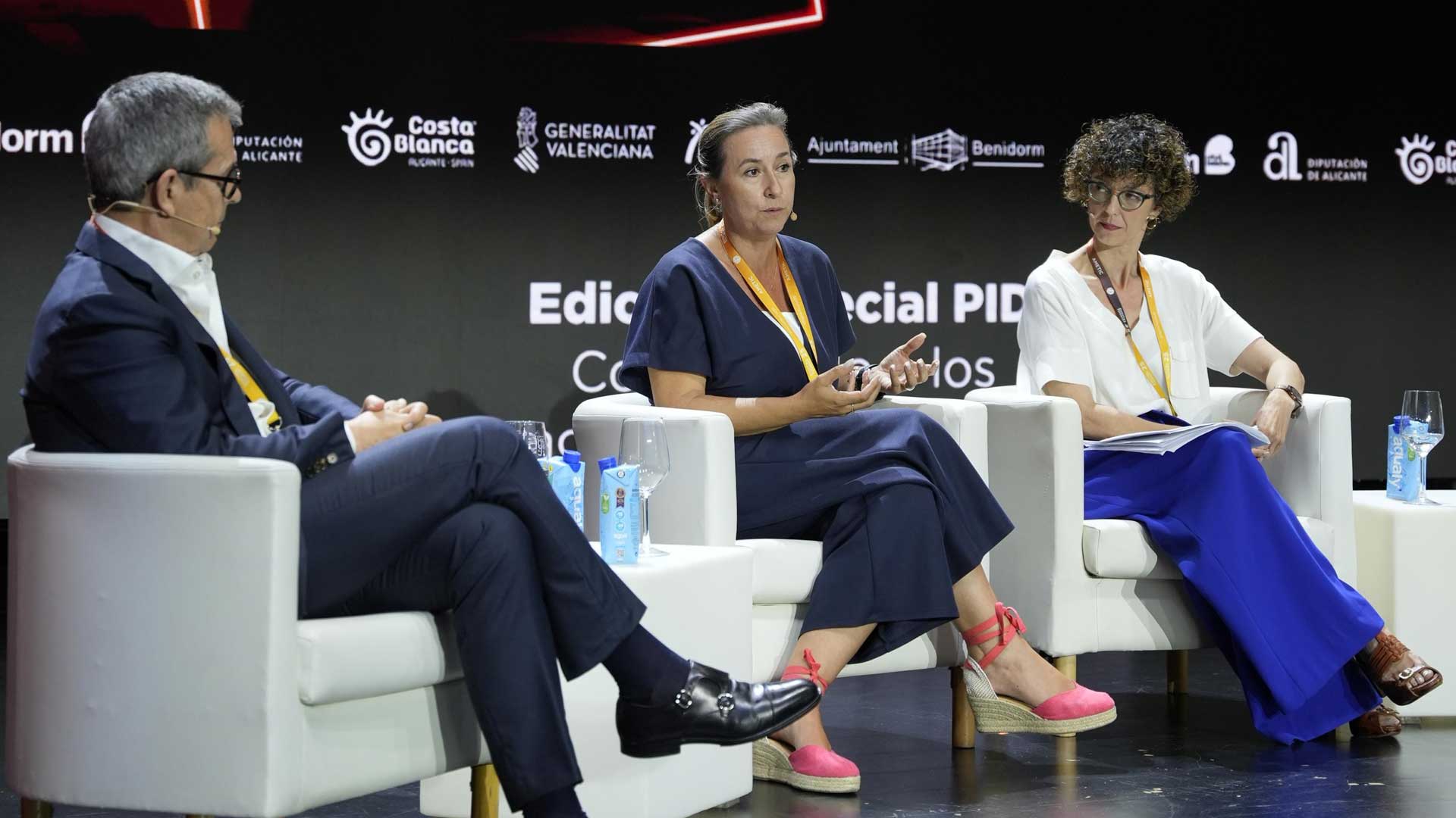 Mesa de debate sobre el Sistema de Inteligencia Turística (SIT) de la Comunidad Valenciana, que ha contado con la participación de Leire Bilbao, gerente de Visit Benidorm, y de Tono Franco, director de Visit Valencia; Olivia Estrella, directora de Innovación Turística del Invattur; y Gabi Quesada, responsable técnico de Turisme Vinarós