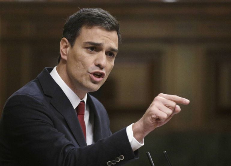 El secretario general del PSOE, Pedro Sánchez, habla en el Parlamento español en Madrid, 27 de noviembre de 2014.