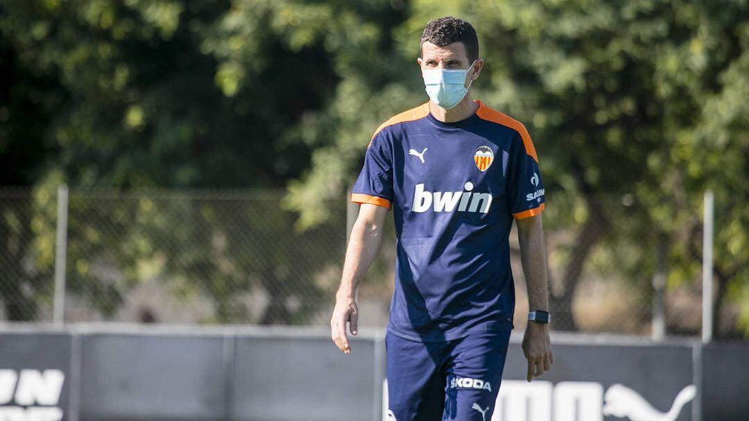 Javi Gracia, durante un entrenamiento en la Ciudad Deportiva de Paterna. 