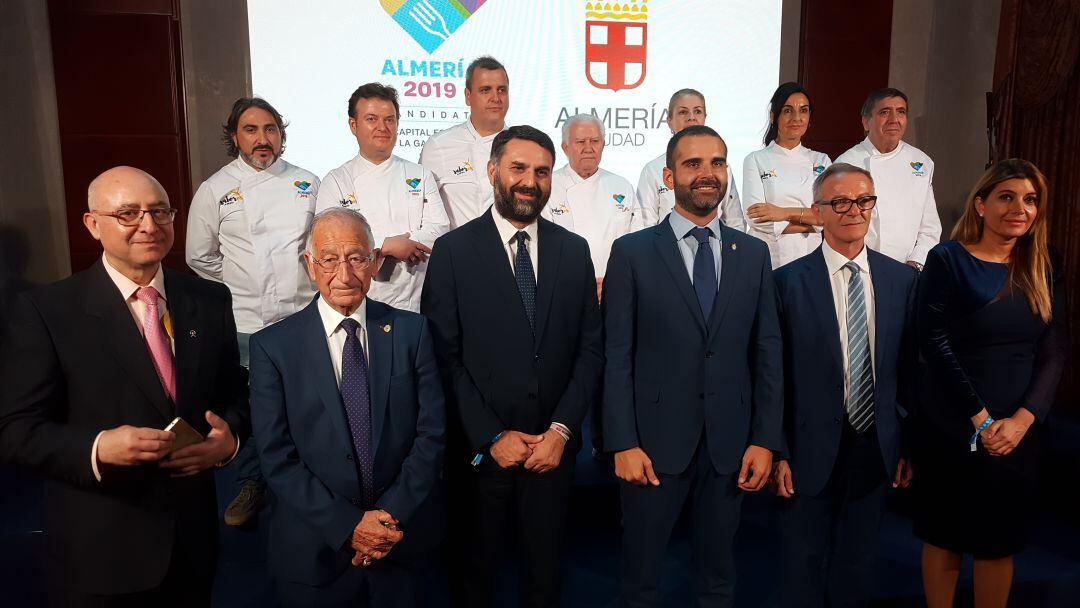 Parte de la delegación de Almería anoche en el Teatro Real.