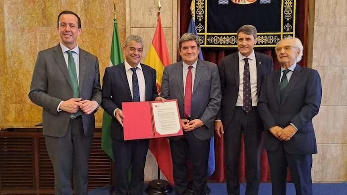 El ministro Escrivá entrega inmueble al rector de la UAL.