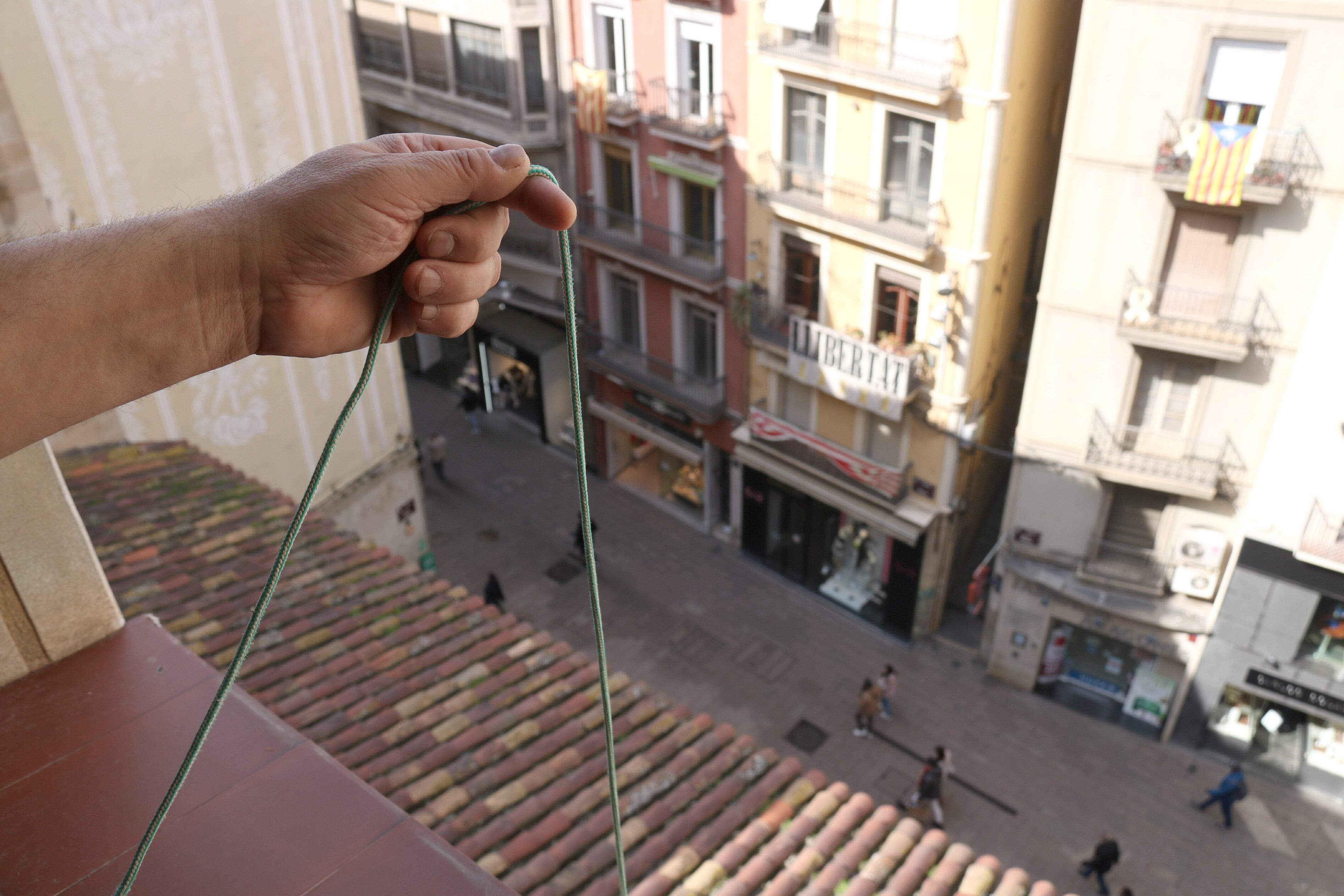 El cable d'on penjava el llaç groc que ha motivat la denúncia d'ERC i que l'alcalde diu que és per raons de seguretat i patrimoni que s'ha retirat. Foto: ACN.