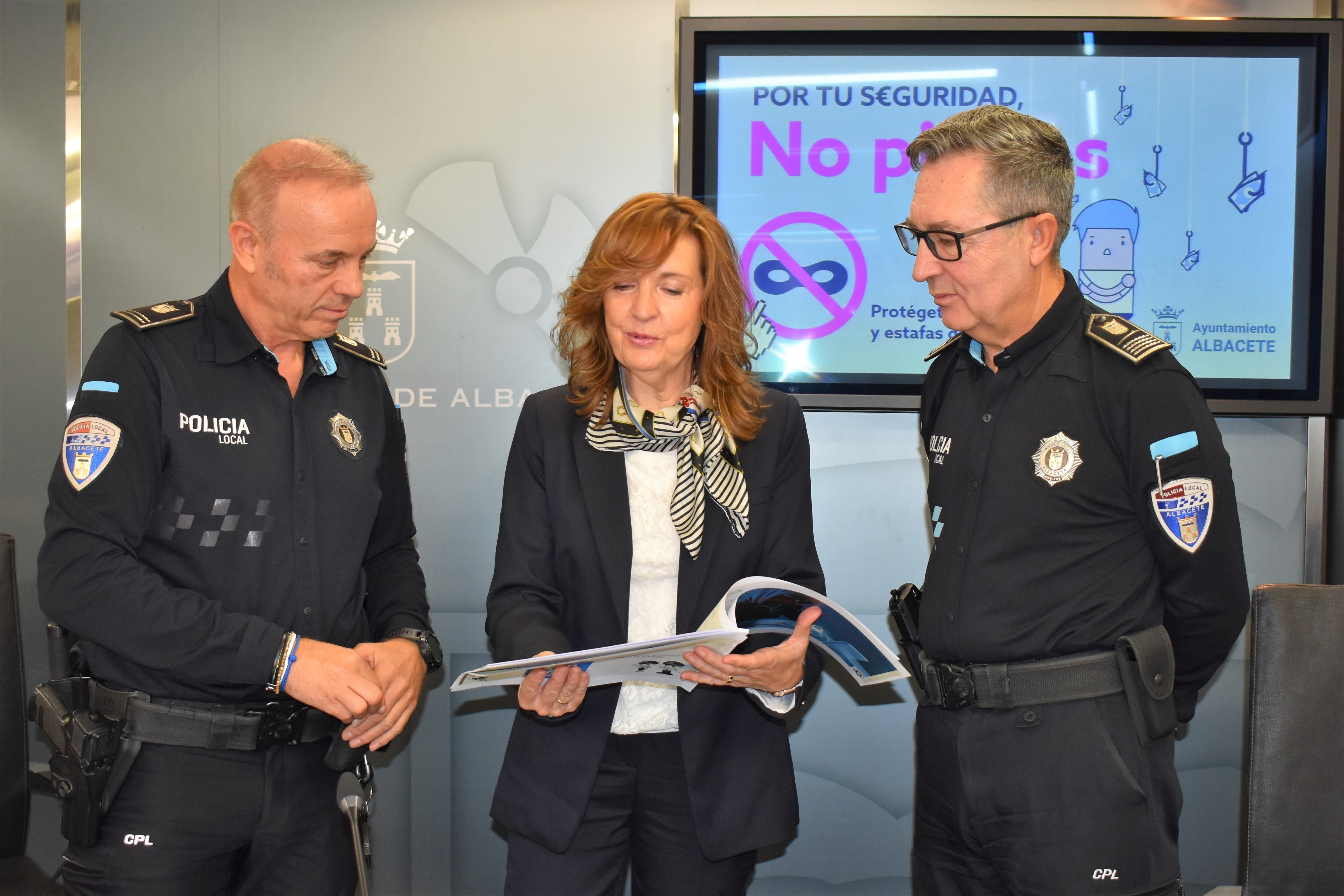 Javier Jaén, subinspector de la Policía Local, María José López, concejala de Seguridad Ciudadana y Pascual Martínez, intendente jefe de la Policía Local, en la presentación de la campaña &#039;Por tu seguridad, no piques&#039; | Imagen: Ayuntamiento de Albacete