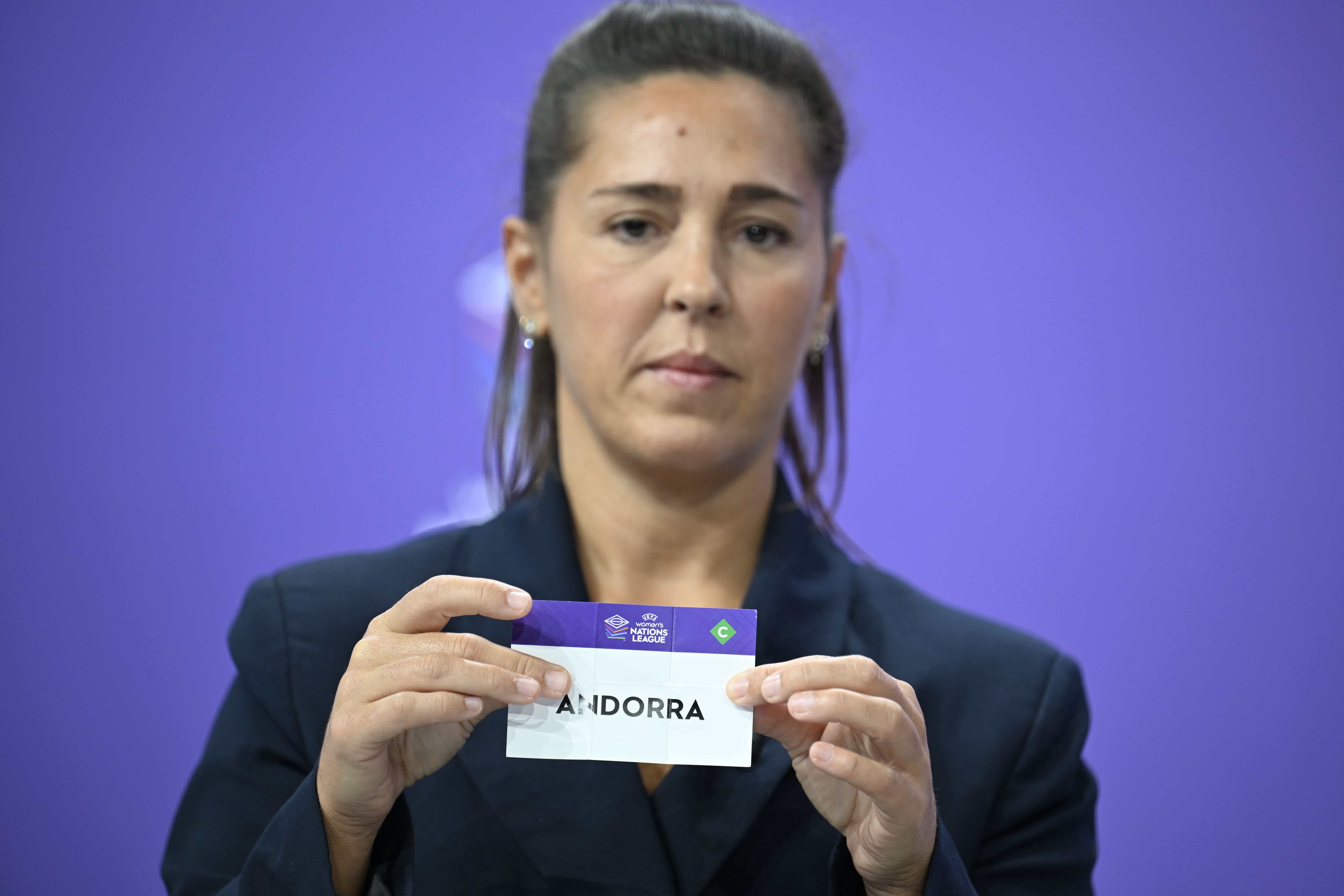 Fara Williams mostra la tarja d&#039;Andorra durant el sorteig celebrat ahir a Nyon de la UEFA Women&#039;s Nations League 2025/26.