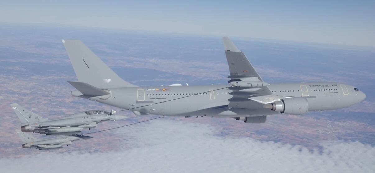 Repostaje en vuelo de dos Eurofighter a través del nuevo A-330 MRTT (Autor: Airbus Defence and Space SAU 2025)