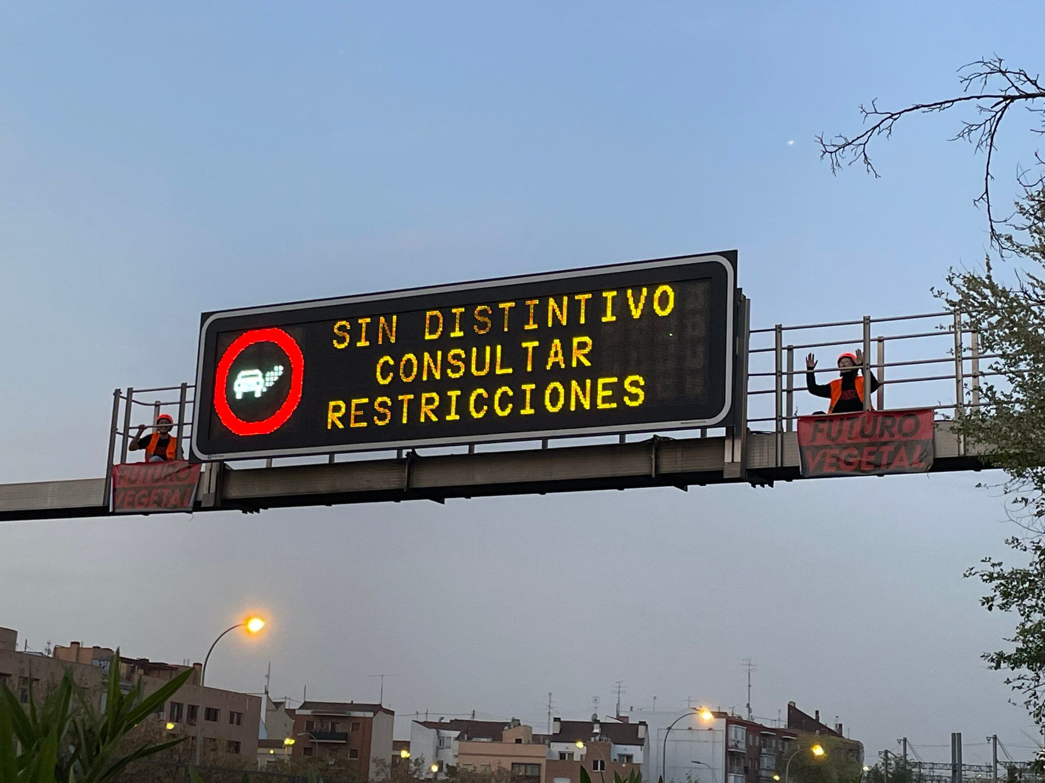 Imagen de dos miembros de Futuro Vegetal en la M-30 de Madrid, donde han cortado el tráfico a primera hora de la mañana