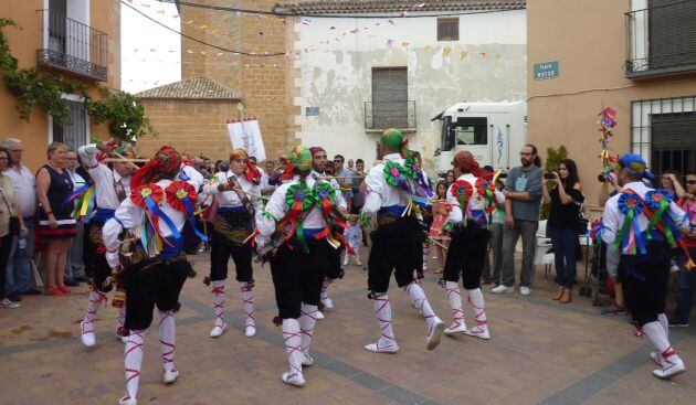 Paloteos del grupo de danzas de Cuevas de Velasco en una actuacion en La Pesquera en 2016.