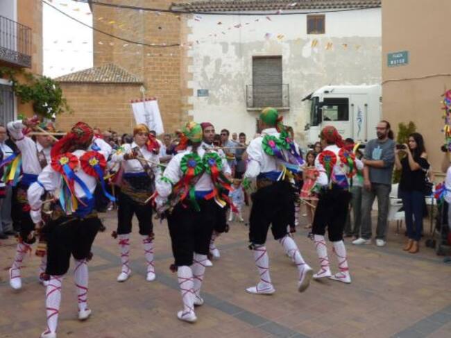 Paloteos del grupo de danzas de Cuevas de Velasco en una actuacion en La Pesquera en 2016.