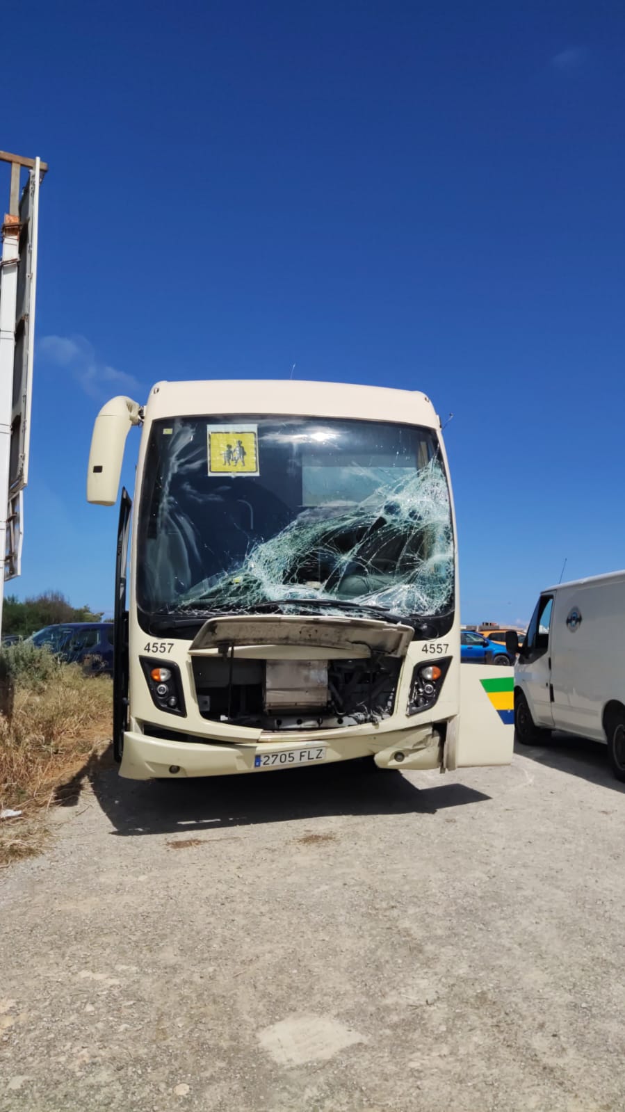 Imagen de uno de los  autobuses tras el impacto