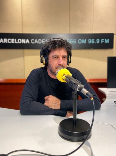 Emilio Morenatti en los estudios de Radio Barcelona.