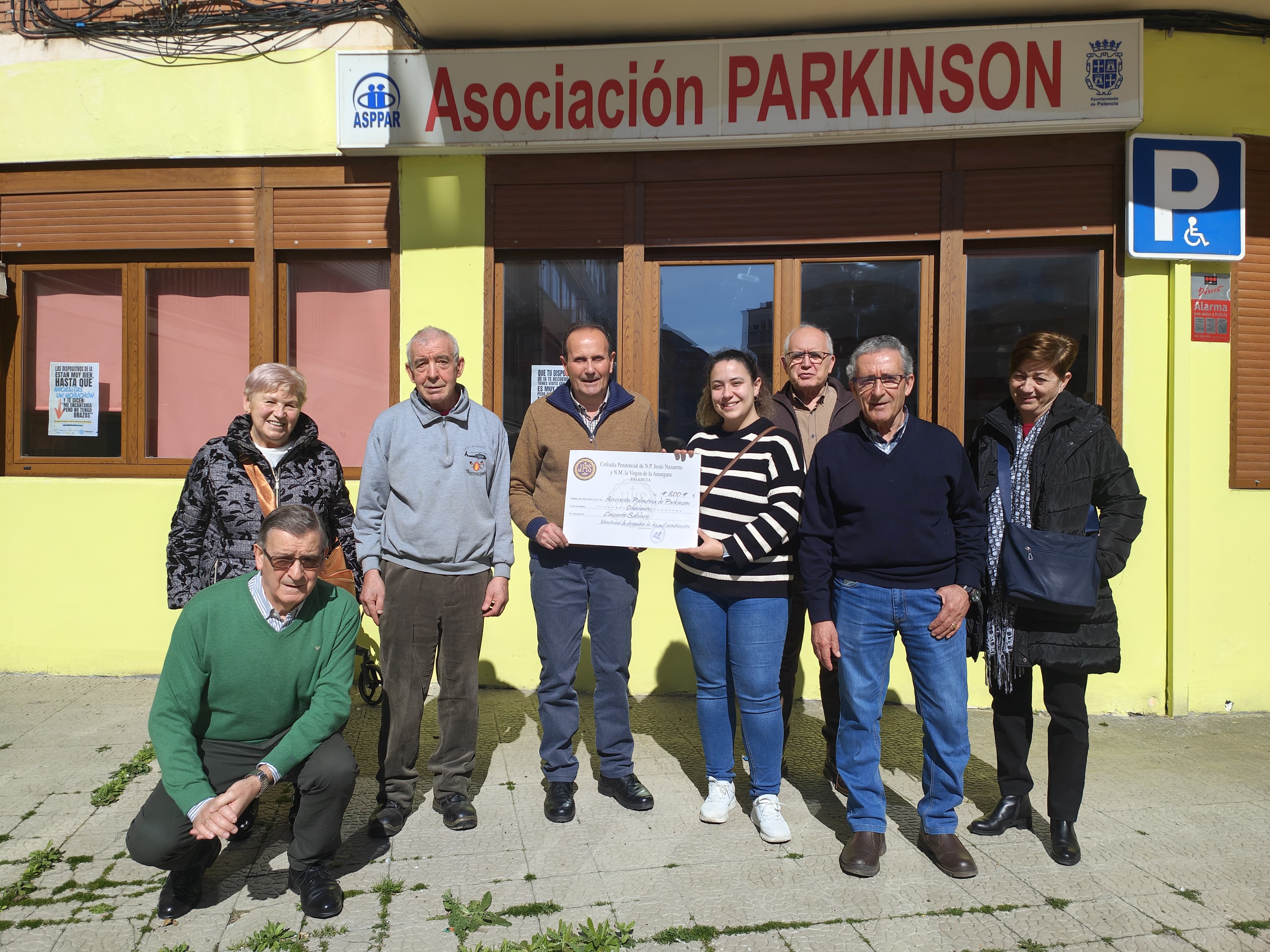 La Cofradía de los Nazarenos de Palencia dona 1.300 euros a colectivos de párkinson y autismo