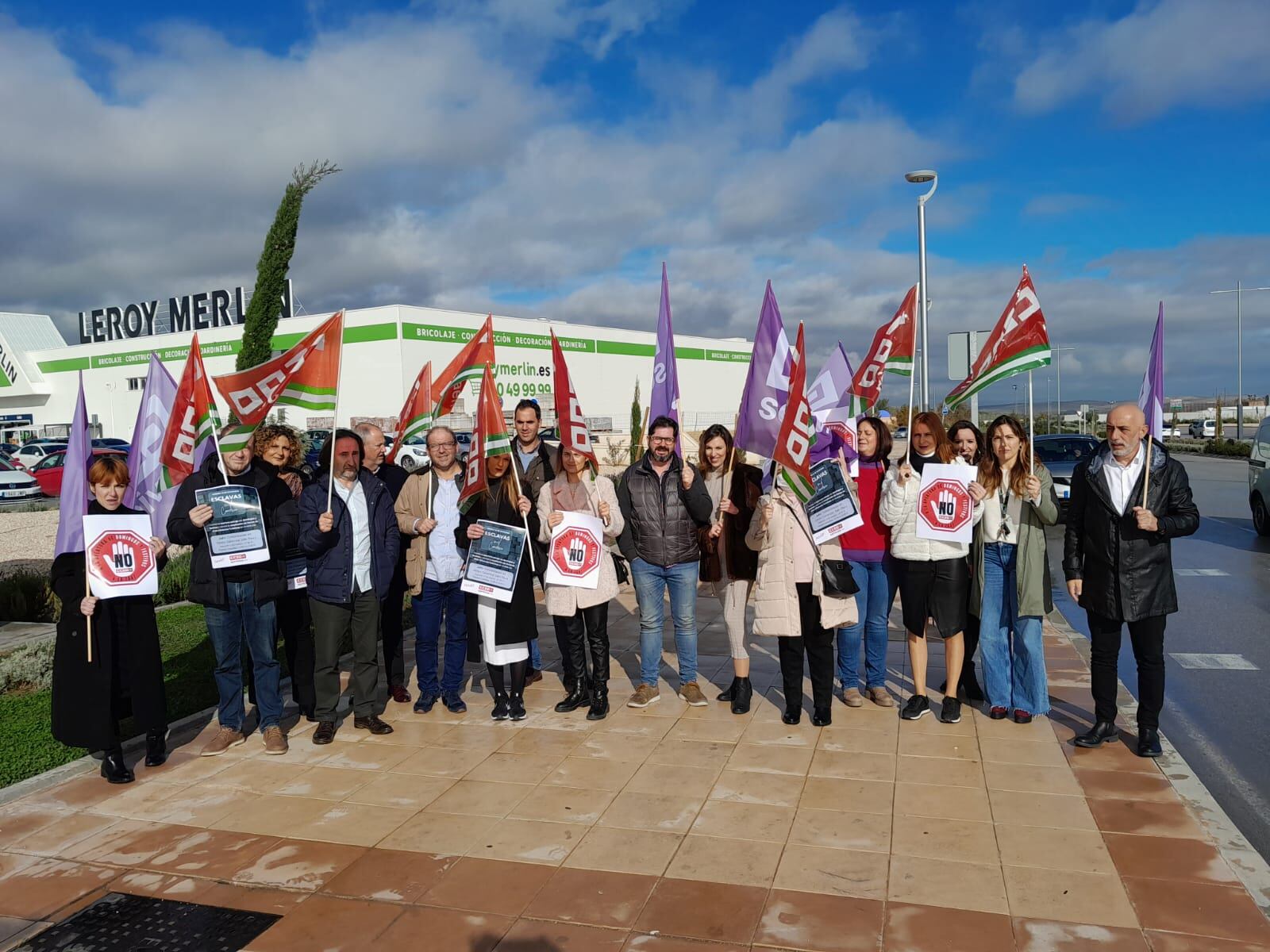 El sindicato CCOO durante una concentración en el Centro Comercial Jaén Plaza para denunciar los abusos en el comercio