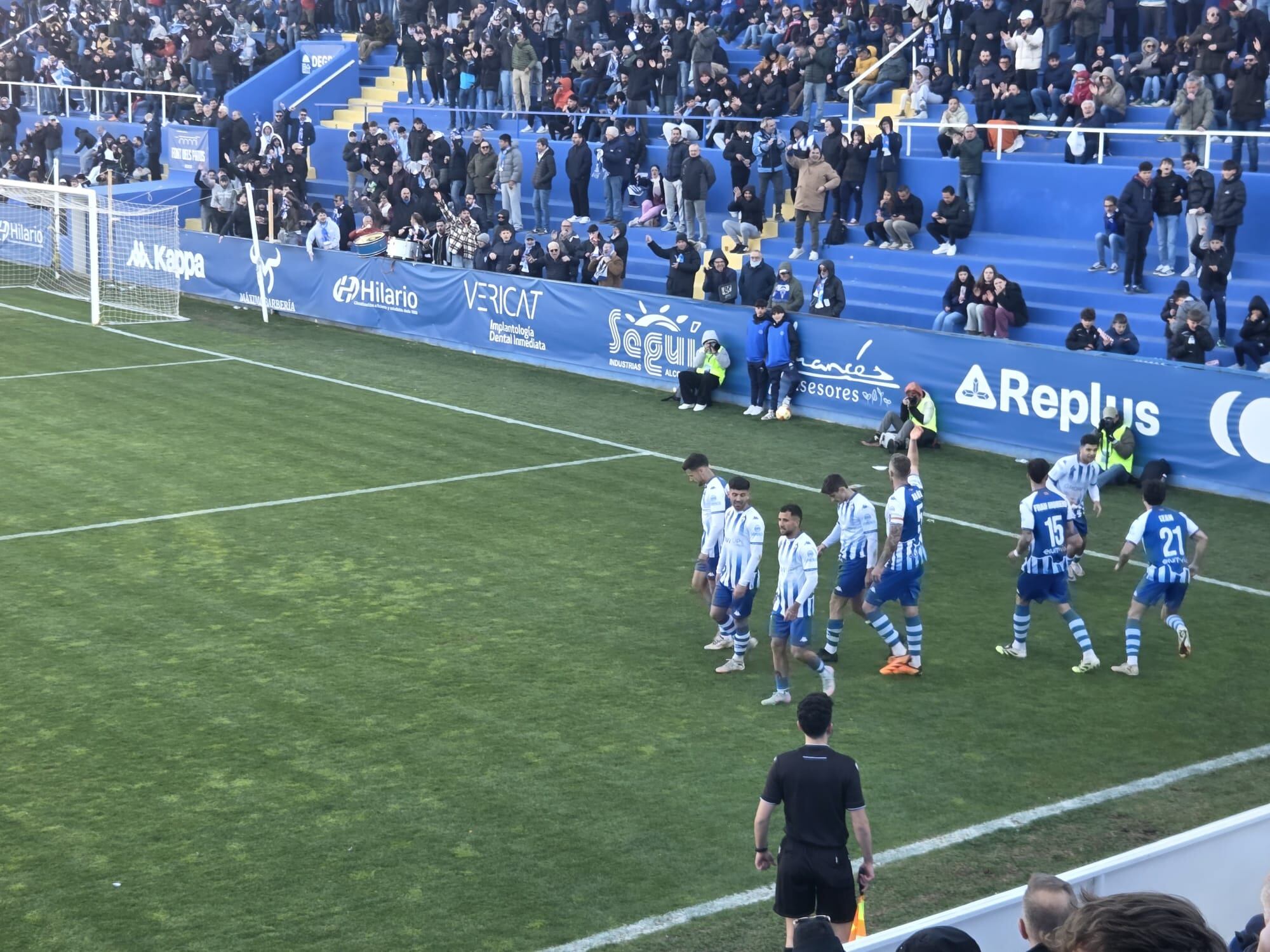 Momento de celebración de uno de los goles del Alcoyano ante el Torrent