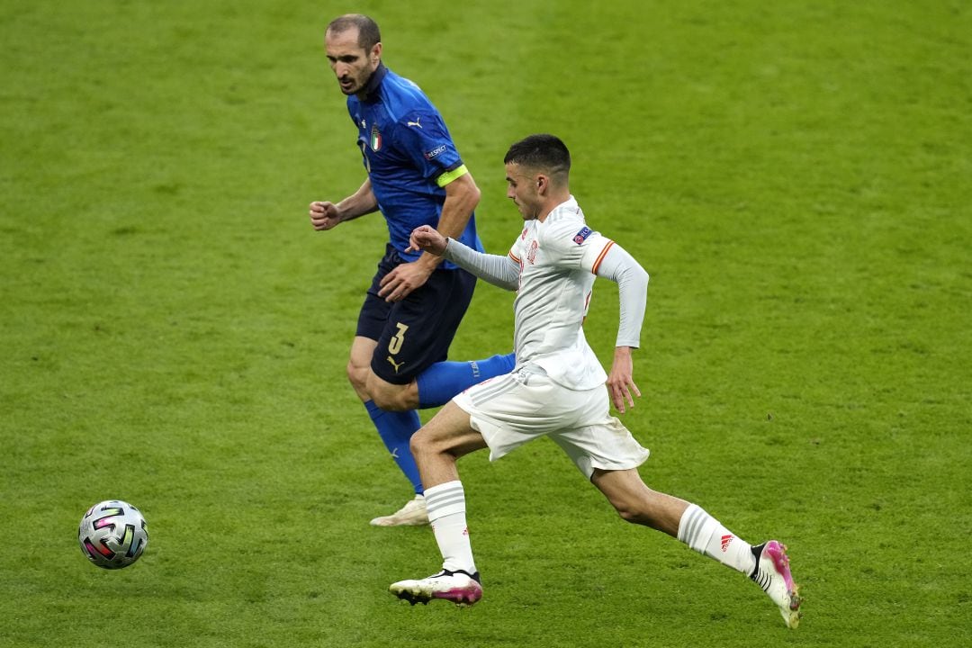 Pedri disputa un balón con Chiellini durante el partido. 