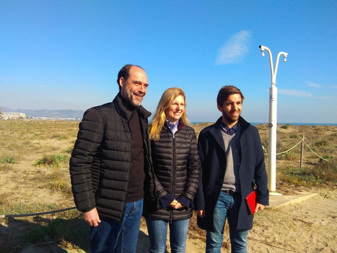 La alcaldesa de Castelló, Amparo Marco; el concejal de Transición Ecológica, Fernando Navarro y el director general de Medio Natural y Evaluación Ambiental, Fran Quesada en la Playa del Serradal.
