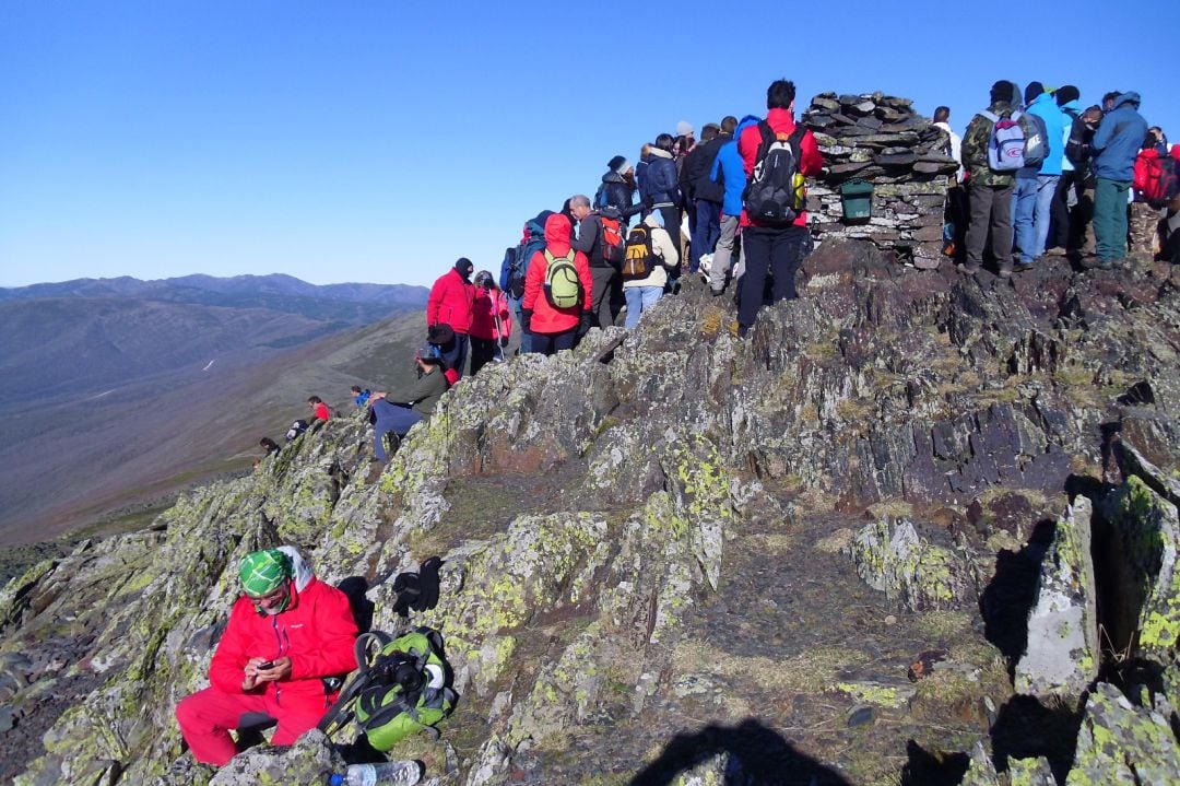 Senderistas en el pico del Ocejón