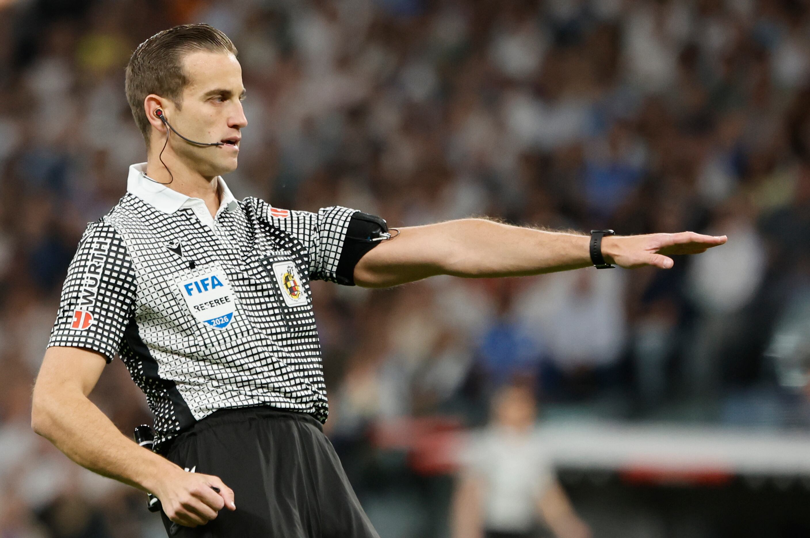 Javier Arberola Rojas, equipado con la indumentaria arbitral para LaLiga Retro